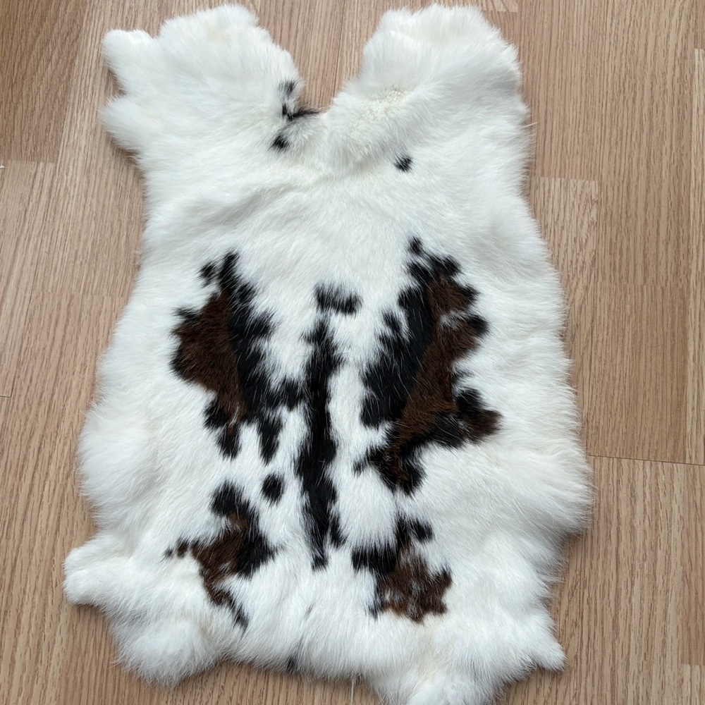 #0181 High-Quality Natural Rabbit Fur Pelt - Soft Tanned Supply Hide